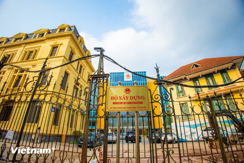 Sau khi sáp nhập, Bộ Xây dựng chuyển trụ sở chính về số 80 Trần Hưng Đạo, Hà Nội. Đây là trụ sở của Bộ Giao thông vận tải trước khi sáp nhập hai bộ. Còn trụ sở Bộ Xây dựng tại số 37 Lê Đại Hành, Hà Nội được chuyển thành nơi tiếp công dân của Bộ Xây dựng. (Ảnh: Minh Sơn/Vietnam+)