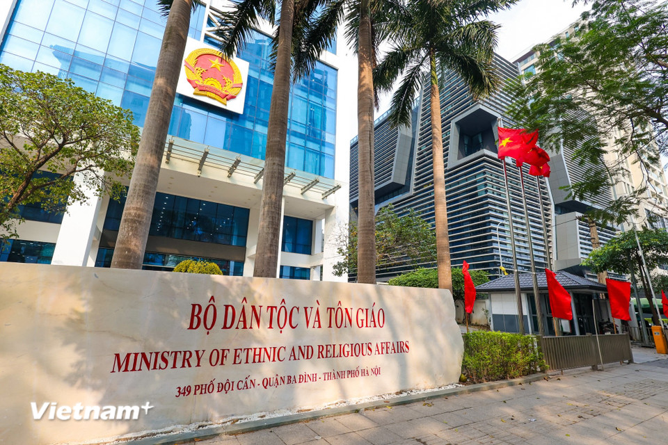 Bộ Dân tộc và Tôn giáo được thành lập trên cơ sở Ủy ban Dân tộc và tiếp nhận chức năng, nhiệm vụ, tổ chức bộ máy quản lý nhà nước về tôn giáo từ Bộ Nội vụ; đồng thời bổ sung, hoàn thiện chức năng, nhiệm vụ quản lý nhà nước về dân tộc. Bộ Dân tộc và Tôn giáo có trụ sở chính tại số 349 phố Đội Cấn, quận Ba Đình, Hà Nội. Đây cũng chính là trụ sở của Ủy ban Dân tộc trước khi sắp xếp. Bộ Dân tộc và Tôn giáo do ông Đào Ngọc Dung làm Bộ trưởng. (Ảnh: Minh Sơn/Vietnam+)