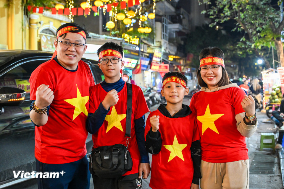 Gia đình anh Bùi Văn Tính từ Thái Nguyên về Hà Nội từ sớm. Anh Tính vừa đưa gia đình đi tham quan vừa cổ vũ bóng đá. "Hy vọng Việt Nam sẽ thắng với tỉ số 2-1. Nếu Việt Nam thắng cả gia đình tôi sẽ giành cả đêm để đi ăn mừng cùng người dân Thủ đô," anh nói. (Ảnh: Minh Sơn/Vietnam+)