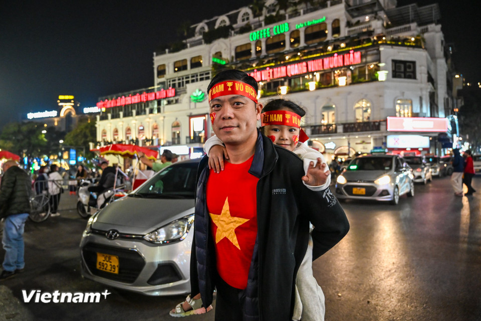 Nhiều gia đình đã mang con em mình có mặt từ sớm để chờ đến giờ bóng lăn. (Ảnh: Minh Sơn/Vietnam+)