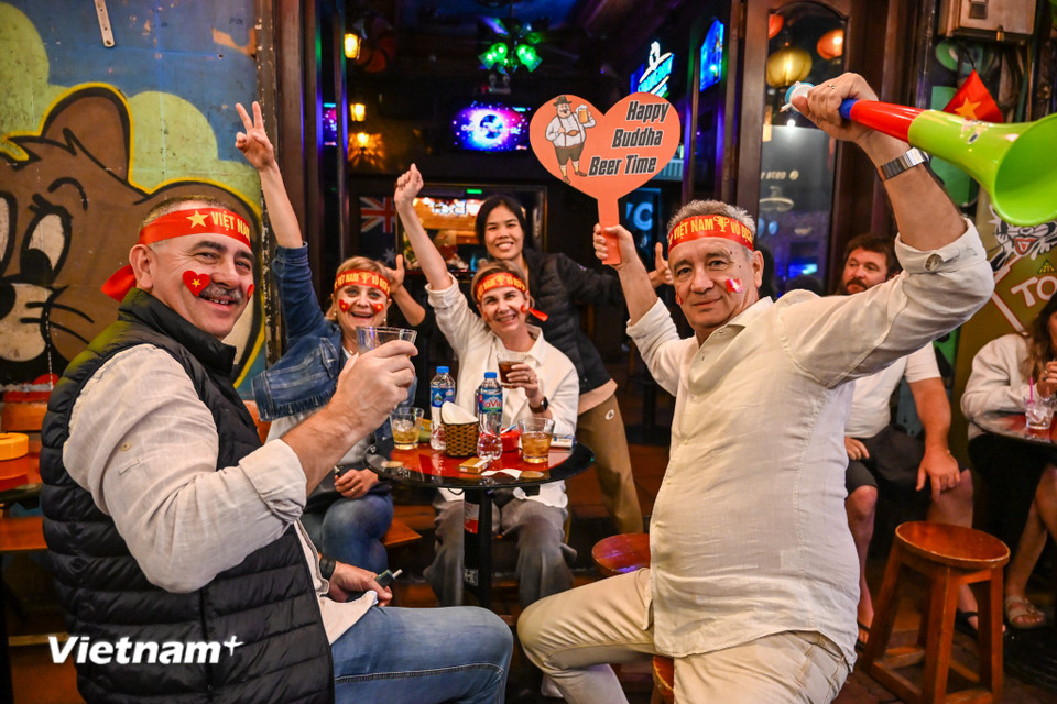 Điều đặc biệt rất nhiều du khách người ngoài tỏ ra hào hứng với trận chung kết AFF Cup 2024. Họ đã chuẩn bị băng rôn, kèn để sẵn sàng chờ đón trận chung kết. (Ảnh: Minh Sơn/Vietnam+)