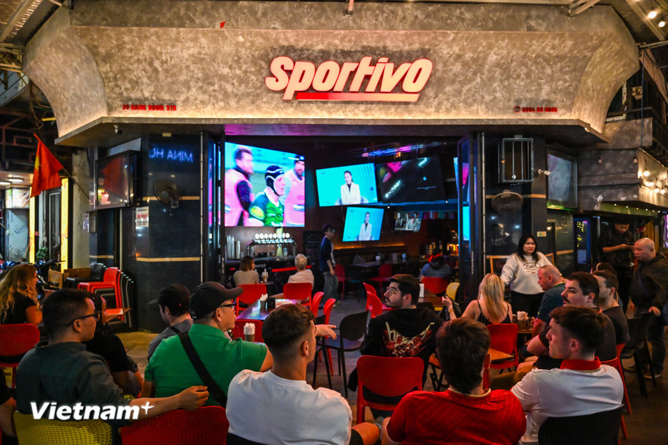 Cần đến sát giờ bóng lăn, các tuyến trung tâm trở nên náo động khi dòng người đổ xuống mỗi lúc đông hơn. Tiếng kèn, kèm hô vang cổ động rền vang cả khu vực. (Ảnh: Minh Sơn/Vietnam+)