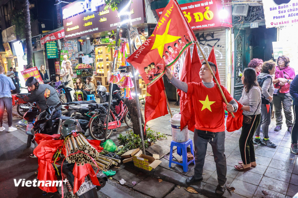 Theo ghi nhận, từ khi trận đấu chưa diễn ra, nhiều người đã tập trung tại khu vực tại trung tâm quận Hoàn Kiếm (Hà Nội) để tìm chỗ ngồi, theo dõi trận chung kết AFF CUP 2024. (Ảnh: Minh Sơn/Vietnam+)