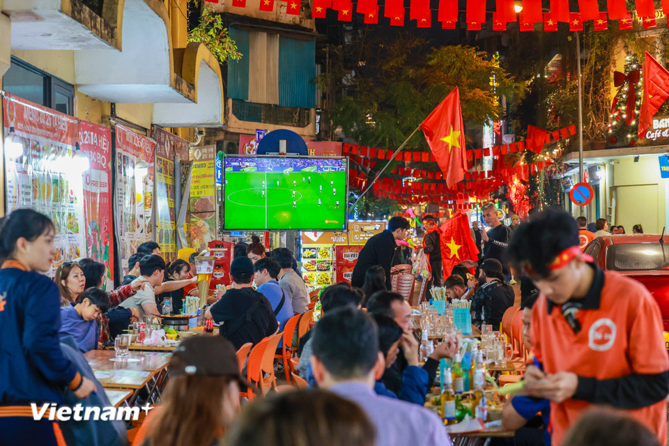 Các cửa hàng đã nhanh chóng dựng các màn hình lớn để người dân có dịp được thưởng thức trận chung kết đầy cảm xúc. (Ảnh: Minh Sơn/Vietnam+)