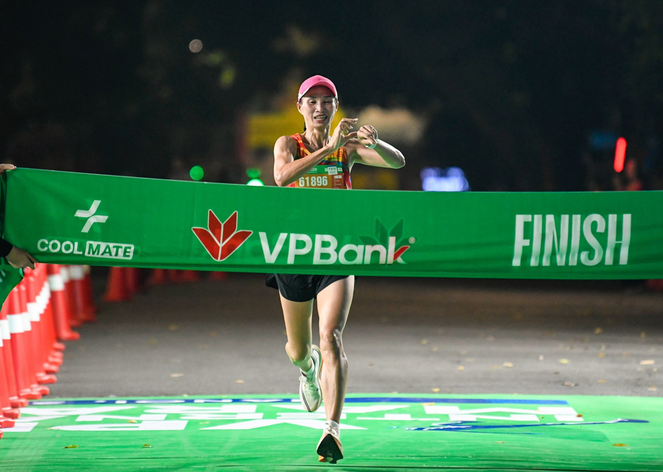 Giải chạy này cũng ứng dụng các công nghệ tiên tiến nhất trên thị trường trong công tác vận hành, bao gồm theo dõi và ghi nhận thành tích trực tiếp (real-time Timing/Results), cùng hệ thống chụp ảnh tự động nhận diện khuôn mặt và mã BIB của vận động viên. Mọi kết quả và hình ảnh cá nhân đều được đồng bộ hóa trực tuyến, giúp runner dễ dàng tra cứu, lưu giữ và chia sẻ những khoảnh khắc đáng nhớ trong hành trình của mình. (Ảnh: Minh Sơn/Vietnam+)