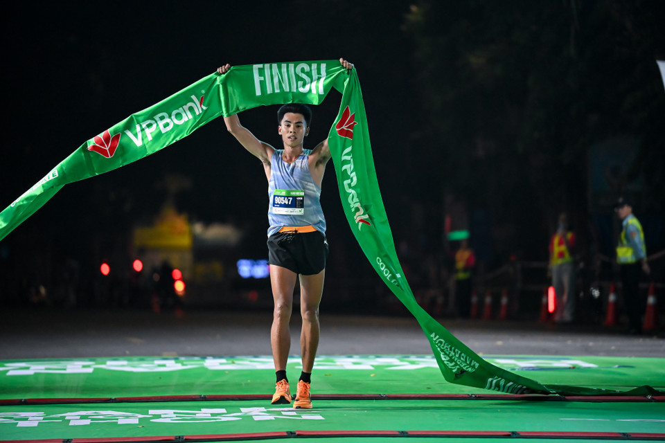 Hơn 11.000 vận động viên được trải nghiệm chạy giữa tiết trời mùa thu Hà Nội, trên cung đường mang tính biểu tượng với điểm xuất phát và về đích nằm trọn trong lòng phố. (Ảnh: Minh Sơn/Vietnam+)