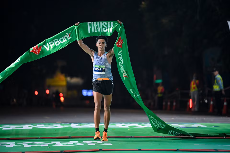 Hơn 11.000 vận động viên được trải nghiệm chạy giữa tiết trời mùa thu Hà Nội, trên cung đường mang tính biểu tượng với điểm xuất phát và về đích nằm trọn trong lòng phố. (Ảnh: Minh Sơn/Vietnam+)