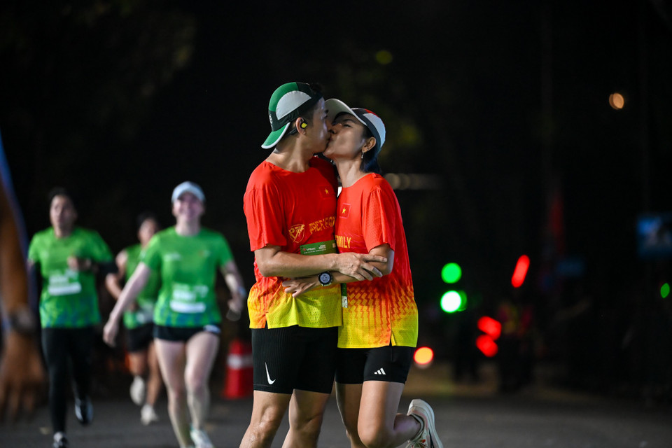Nhiều cặp đôi trao cho nhau nụ hôn nồng nhiệt khi chinh phục đường chạy. (Ảnh: Minh Sơn/Vietnam+)