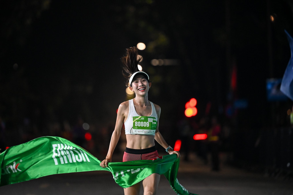 Hệ thống đo thời gian real-time, các trạm tiếp nước, y tế, hậu cần và đội ngũ phục vụ được bố trí khoa học, bảo đảm an toàn và mang đến trải nghiệm tương đương các giải marathon hàng đầu châu lục. (Ảnh: Minh Sơn/Vietnam+)