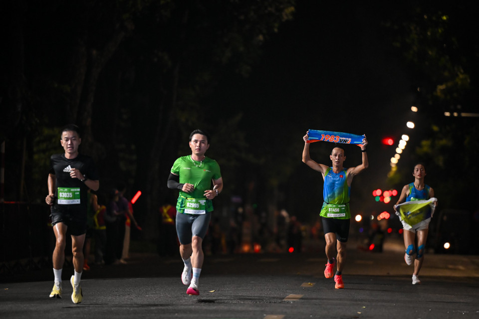 Giải chạy năm nay, quy tụ hơn 11.000 vận động viên, trong đó có sự góp mặt của nhiều chân chạy quốc tế đến từ 25 quốc gia và vùng lãnh thổ, đưa Hà Nội trở thành một trong những điểm đến marathon nổi bật của khu vực. (Ảnh: Minh Sơn/Vietnam+)