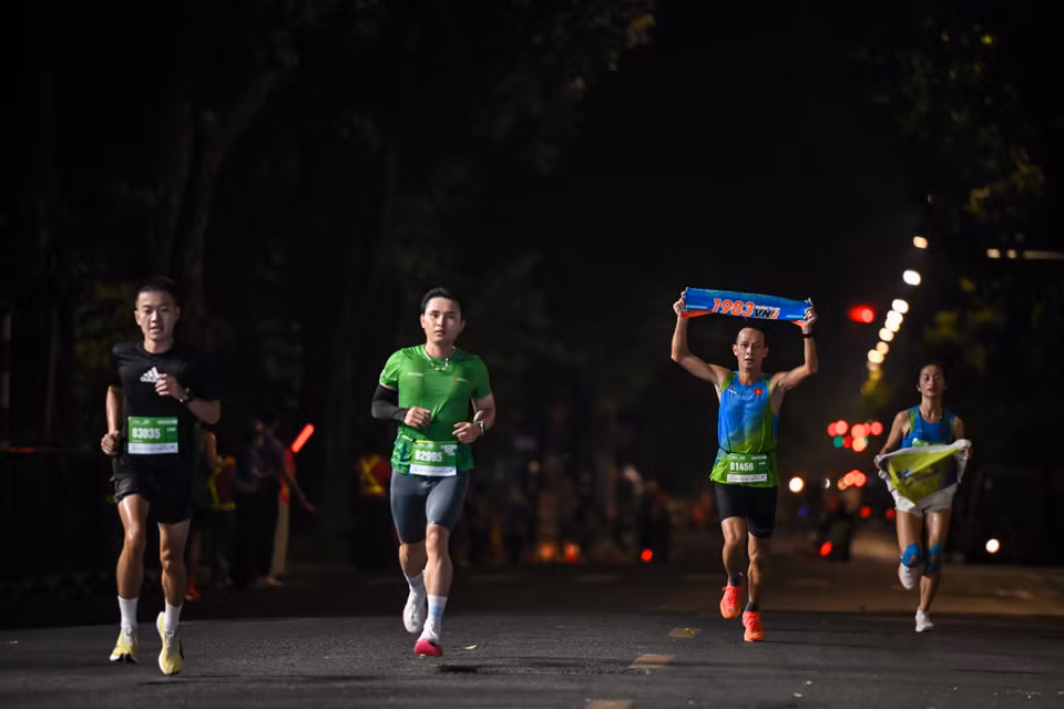 Giải chạy năm nay, quy tụ hơn 11.000 vận động viên, trong đó có sự góp mặt của nhiều chân chạy quốc tế đến từ 25 quốc gia và vùng lãnh thổ, đưa Hà Nội trở thành một trong những điểm đến marathon nổi bật của khu vực. (Ảnh: Minh Sơn/Vietnam+)