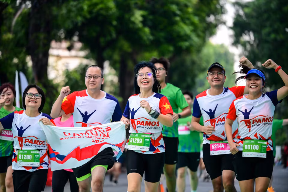 Niềm vui của những thành viên một câu lạc bộ khi chinh phục cự li 21km. (Ảnh: Minh Sơn/Vietnam+)
