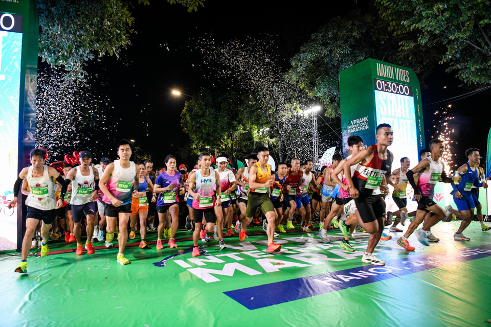 Rạng sáng 26/10, giải chạy lớn nhất Hà Nội - VPBank Hanoi International Marathon 2025 đã chính thức khởi tranh. (Ảnh: Minh Sơn/Vietnam+)