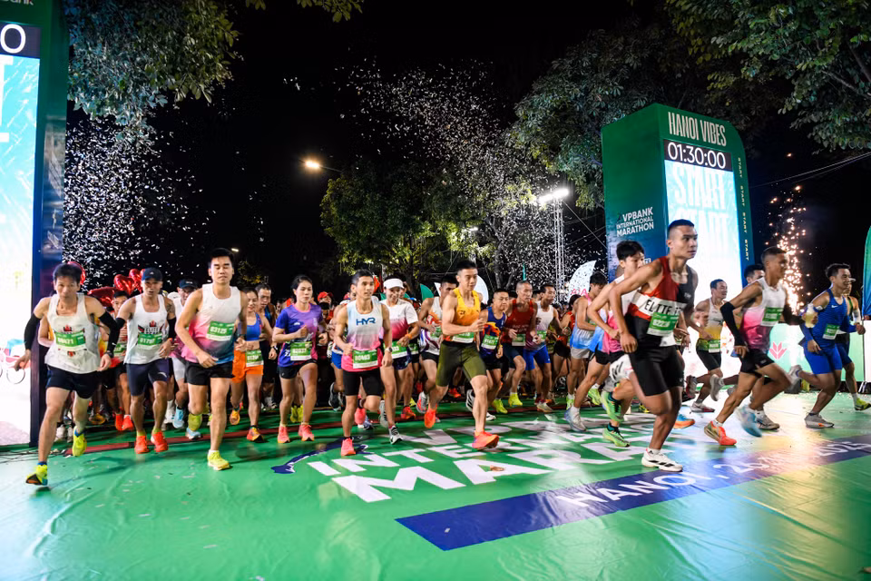 Rạng sáng 26/10, giải chạy lớn nhất Hà Nội - VPBank Hanoi International Marathon 2025 đã chính thức khởi tranh. (Ảnh: Minh Sơn/Vietnam+)