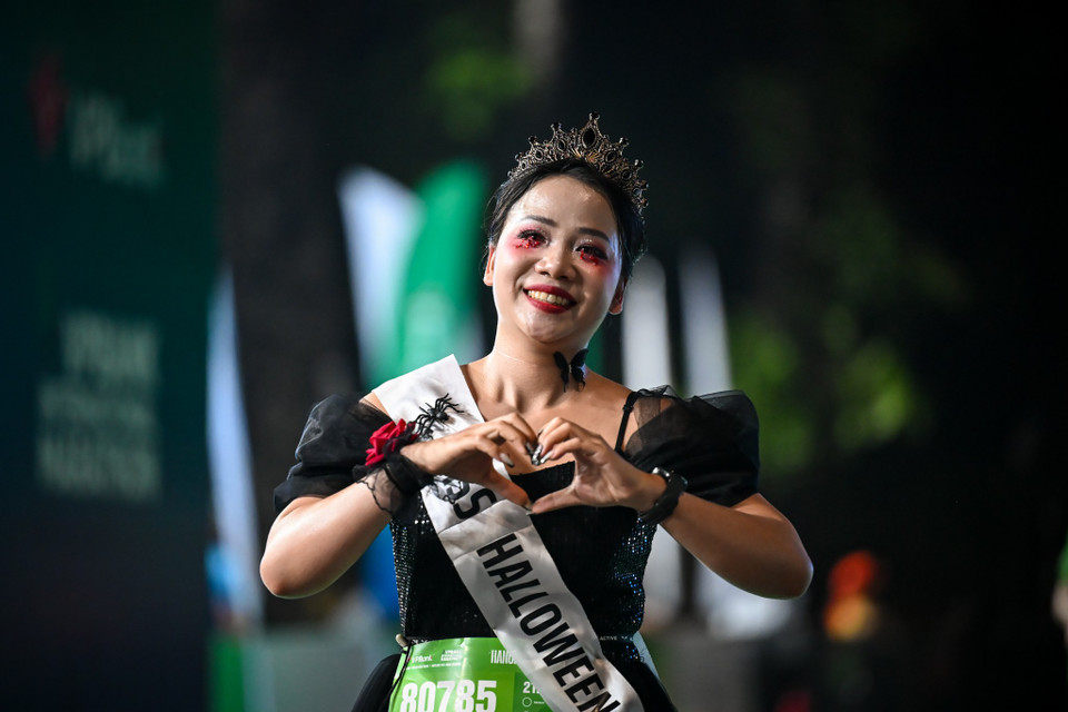Một runner hoá trang hưởng ứng dịp Halloween sắp đến. (Ảnh: Minh Sơn/Vietnam+)