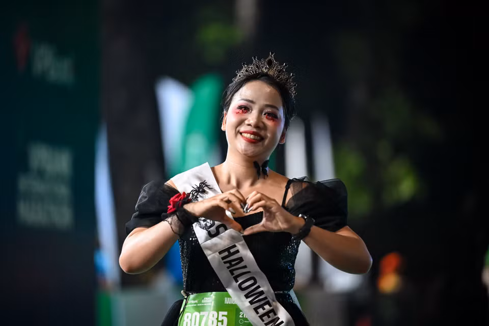 Một runner hoá trang hưởng ứng dịp Halloween sắp đến. (Ảnh: Minh Sơn/Vietnam+)