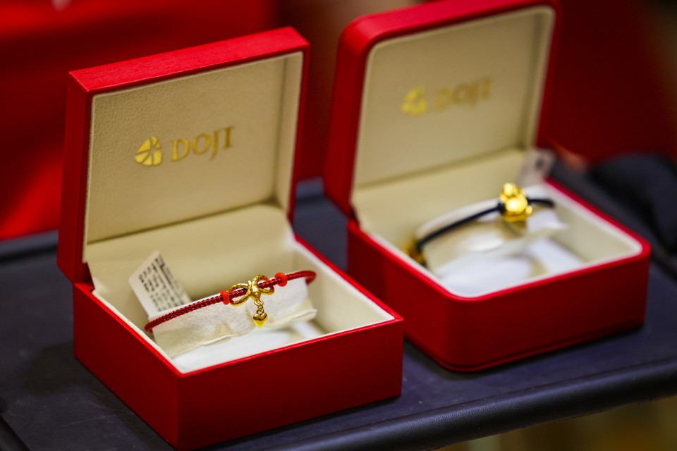 Từ cảm hứng về sự tái sinh mạnh mẽ của loài rắn, các nghệ nhân kim hoàn DOJI đã khéo léo cách điệu hình tượng rắn uốn lượn tạo nên biểu tượng “infinity” (vô cực) trong dòng sản phẩm trang sức bằng vàng 24K. (Ảnh: Minh Sơn/Vietnam+)