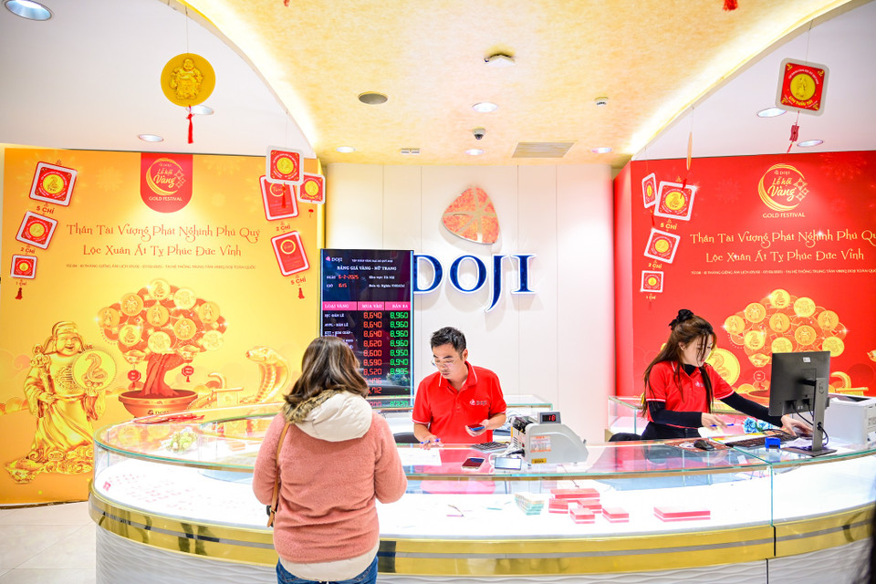 Nhân dịp ngày vía Thần Tài (mùng 10 tháng Giêng Âm lịch) và năm Ất Tỵ 2025, thị trường vàng tại Hà Nội trở nên sôi động với sự xuất hiện của nhiều sản phẩm trang sức và quà tặng mang hình tượng rắn. Các doanh nghiệp kinh doanh vàng đã giới thiệu loạt thiết kế độc đáo, thu hút sự quan tâm của đông đảo khách hàng. (Ảnh: Minh Sơn/Vietnam+)