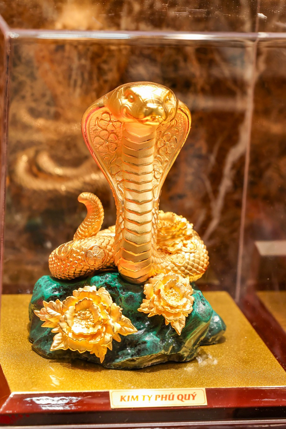 Đặc biệt, đối với những người làm kinh doanh, rắn là biểu tượng của sự nhạy bén, giúp họ đưa ra những quyết định sáng suốt và đạt được thành công. (Ảnh: Minh Sơn/Vietnam+)