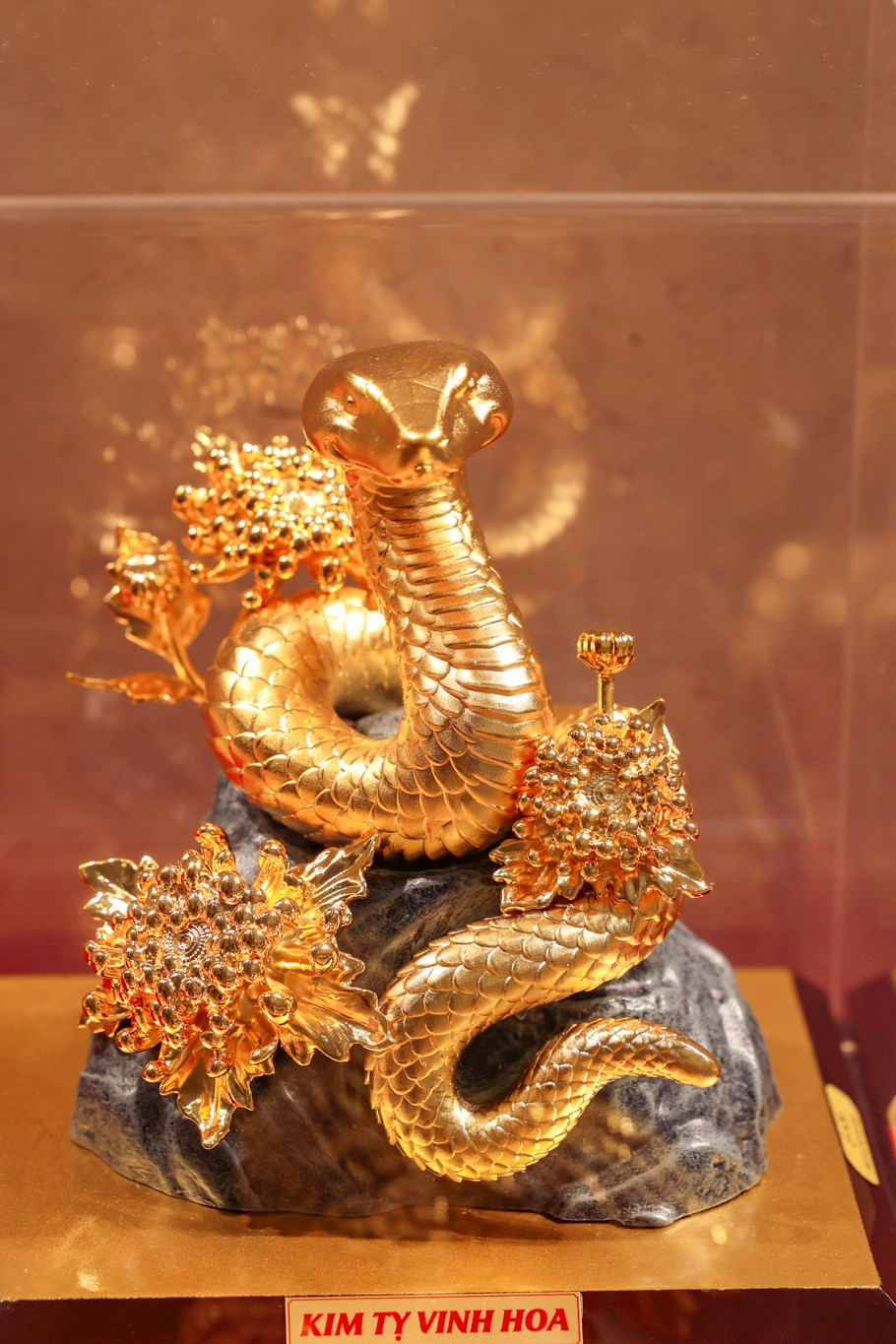 Với những ý nghĩa phong thủy tích cực và thiết kế tinh xảo, trang sức hình rắn hứa hẹn sẽ là xu hướng được ưa chuộng trong dịp vía Thần Tài năm 2025, mang đến nhiều lựa chọn hấp dẫn cho người tiêu dùng Hà Nội và trên cả nước. (Ảnh: Minh Sơn/Vietnam+)