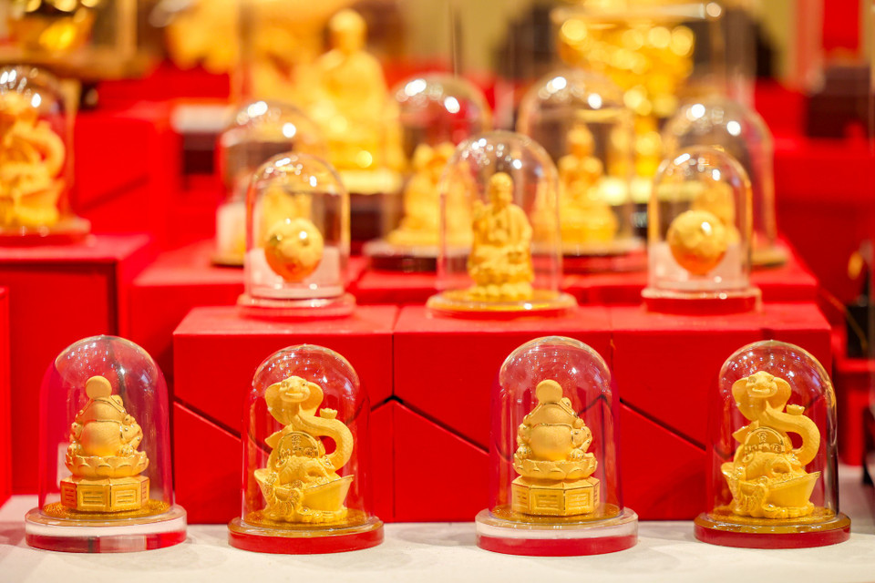 Dòng tượng Kim Tỵ để xe ôtô có giá từ 1 - 1,5 triệu đồng. (Ảnh: Minh Sơn/Vietnam+)