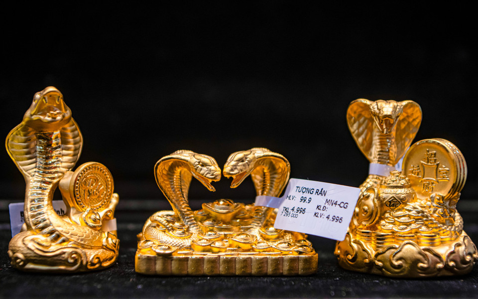 Bảo Tín Minh Châu năm nay có nhiều sản phẩm như bản vị vàng Thần Tài, bản vị rồng, tượng, đĩnh tài lộc, trang sức kim tiền... chất liệu vàng 24K. (Ảnh: Minh Sơn/Vietnam+)