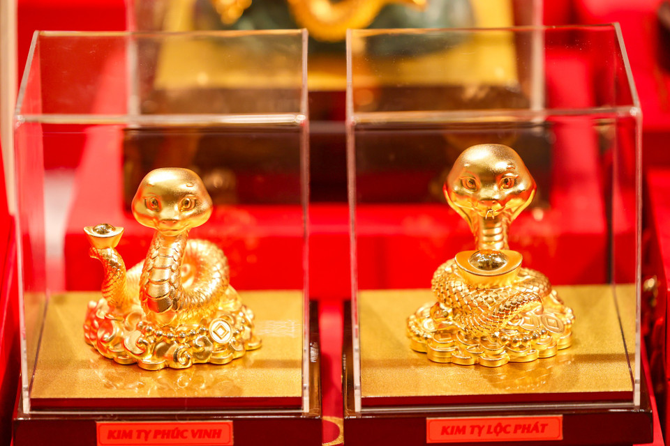 Dòng tượng phủ vàng Kim Tỵ Phúc Vinh với kích thước nhỏ hơn có giá từ 2,97 triệu đồng. (Ảnh: Minh Sơn/Vietnam+)