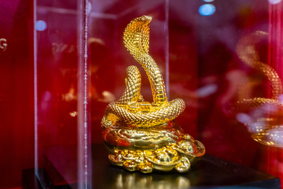 Các sản phẩm tượng rắn vàng nằm trong bộ sưu tập Vương Xà Trấn Bảo của PNJ. Bộ sưu tập Vương Xà Trấn Bảo có hình tượng rắn cưỡi tiền vàng, được chế tác bằng vàng 24K, có 3 phiên bản 1 lượng, 5 chỉ và đồng vàng 0,79 chỉ với những con số đặc biệt. (Ảnh: Minh Sơn/Vietnam+)