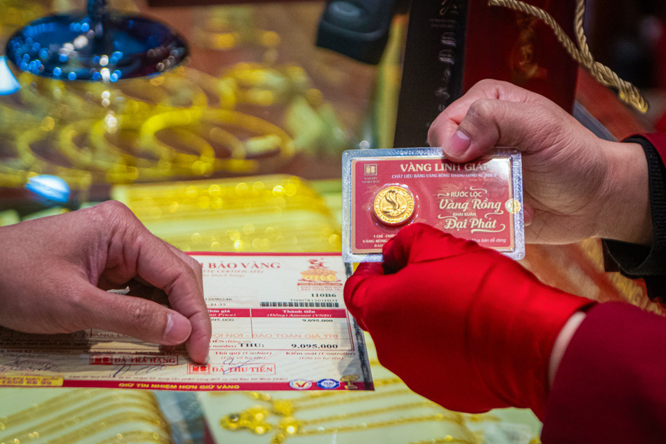 Đồng vàng linh giáp của Bảo Tín Minh Châu được nhiều người dân quan tâm. (Ảnh: Minh Sơn/Vietnam+)
