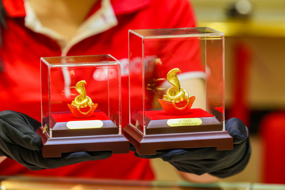 Dòng tượng 5D nguyên khối vàng chế tác hình rắn có giá từ 11 triệu đồng. (Ảnh: Minh Sơn/Vietnam+)