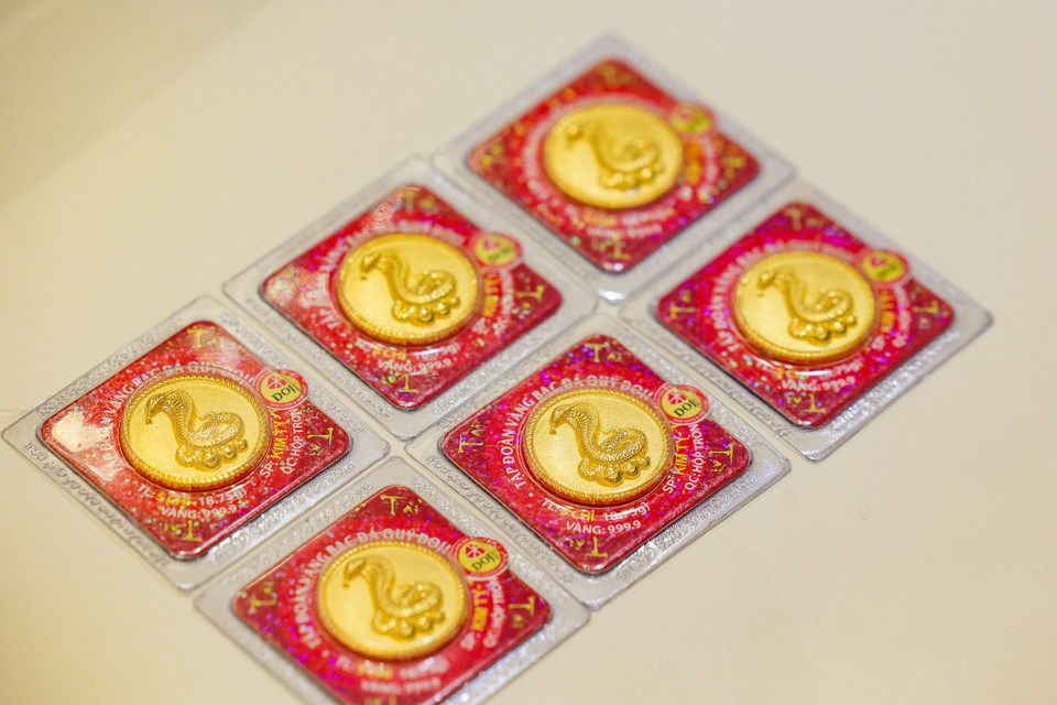 Bộ đôi đồng vàng Kim Tỵ. Trong đó, Kim Tỵ Phát Lộc - khắc họa hình ảnh Rắn uy nghi cuộn mình bên âu vàng, tượng trưng cho trí tuệ, mưu lược và sự thịnh vượng gấp đôi; và Kim Tỵ Chiêu Tài - với thiết kế hiện đại, mềm mại, thể hiện hình ảnh Rắn đáng yêu giúp thu hút tài lộc và may mắn. (Ảnh: Minh Sơn/Vietnam+)