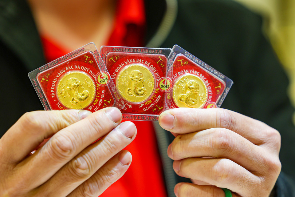 Các sản phẩm được sản xuất với trọng lượng đa dạng từ 1 - 5 chỉ, đáp ứng nhu cầu phong phú của khách hàng. (Ảnh: Minh Sơn/Vietnam+)