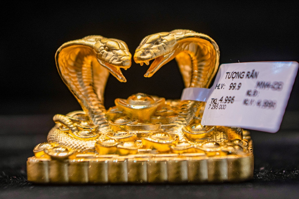 Tượng rắn bằng vàng của Bảo Tín Minh Châu. (Ảnh: Minh Sơn/Vietnam+)