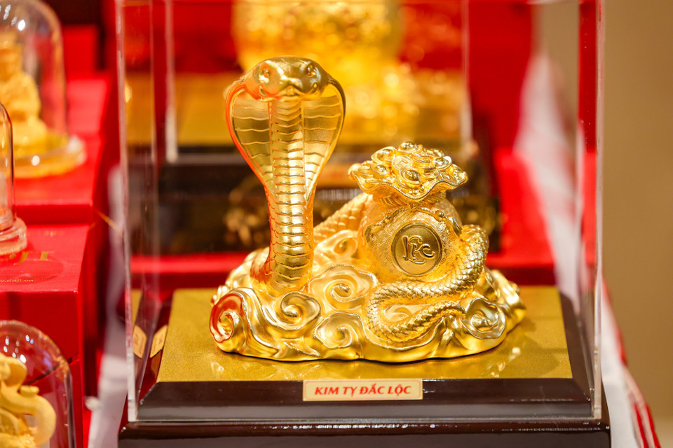 Bên cạnh đó, tượng phủ vàng Kim Tỵ được chế tác với công nghệ Nano 5D bao gồm: Kim Tỵ Phúc Vinh, Kim Tỵ Phú Quý, Kim Tỵ Vượng Phát, Kim Tỵ Phát Lộc và Kim Tỵ Rước Lộc. (Ảnh: Minh Sơn/Vietnam+)