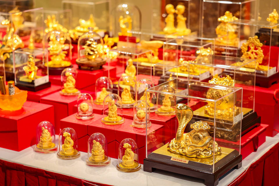 Trong nhiều nền văn hóa, rắn là một biểu tượng mang ý nghĩa sâu sắc. Trong văn hóa phương Đông, rắn tượng trưng cho trí tuệ, sự tái sinh và sức mạnh bảo vệ. Người ta tin rằng mang theo hình tượng rắn bên mình có thể giúp xua đuổi tà khí, đem lại bình an và thịnh vượng. Đặc biệt, đối với những người tuổi Tỵ, việc sở hữu trang sức hình rắn được cho là sẽ mang đến sự may mắn và thành công. (Ảnh: Minh Sơn/Vietnam+)