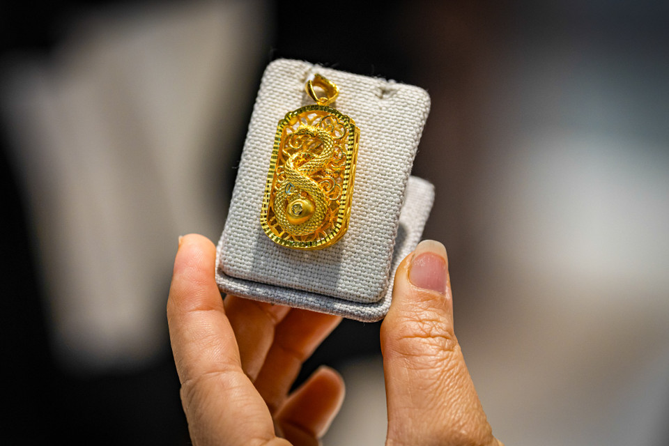 Tại đây cũng có nhiều sản phẩm khác được lấy cảm hứng từ hình tượng rắn vàng như lắc tay, nhẫn, mặt dây chuyền và vòng charm. Các sản phẩm tượng phủ vàng được chế tác đa dạng phù hợp với nhiều tệp khách hàng khác nhau. (Ảnh: Minh Sơn/Vietnam+)