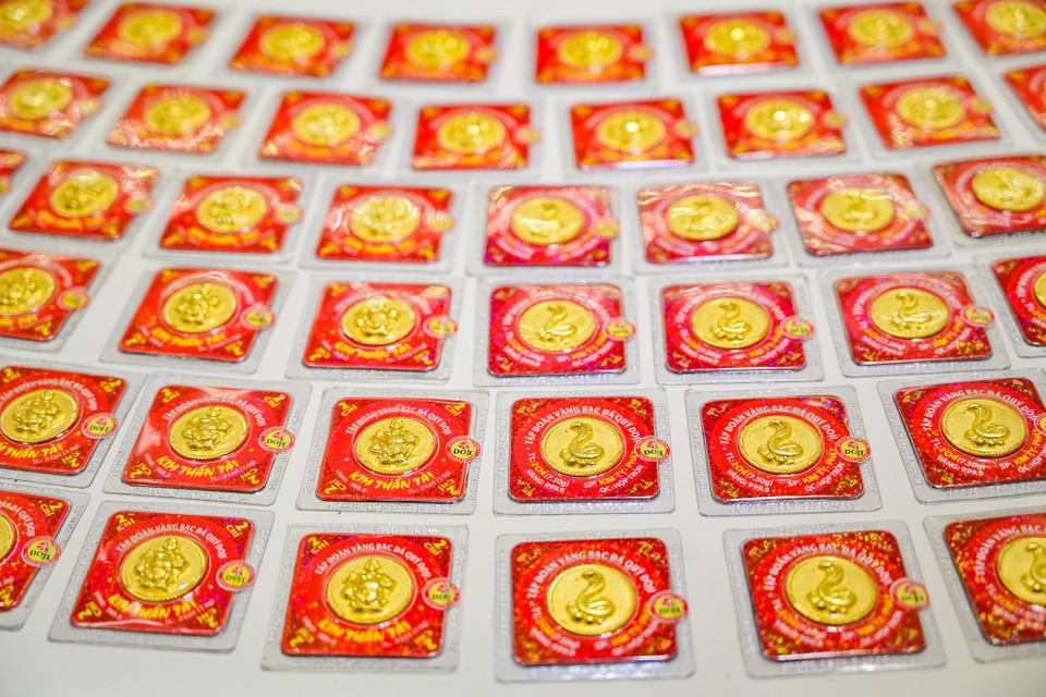 DOJI giới thiệu hệ sinh thái sản phẩm vàng đặc bao gồm: Đồng vàng, tượng vàng và trang sức vàng 24K Kim Tỵ, được chế tác dựa trên hình tượng linh vật Rắn Vàng năm 2025. (Ảnh: Minh Sơn/Vietnam+)