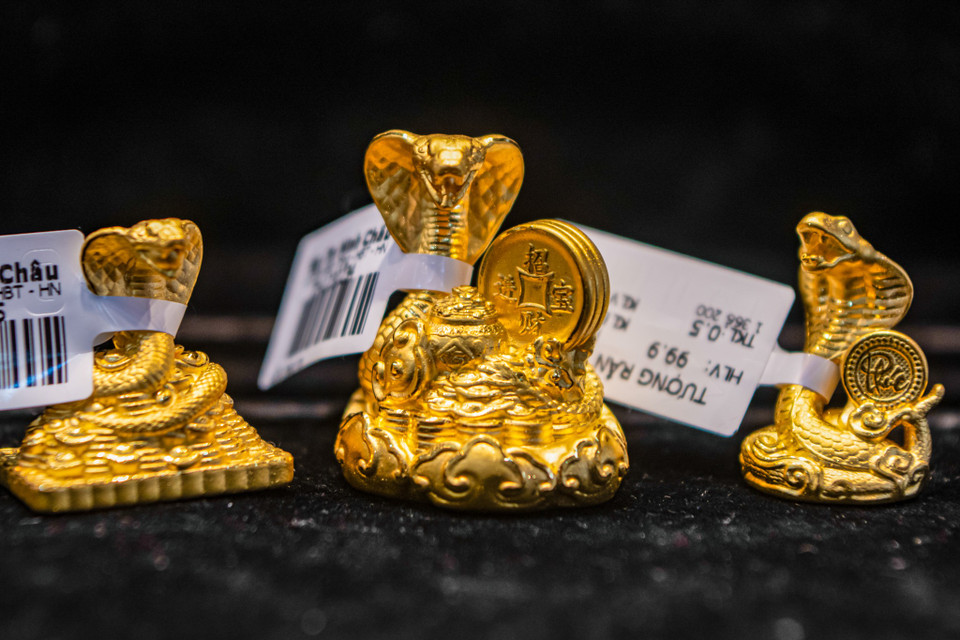 Trong đó tượng kim xà chiêu tài được chế tác từ chất liệu vàng 24K thu hút nhiều khách hàng đặt mua. (Ảnh: Minh Sơn/Vietnam+)
