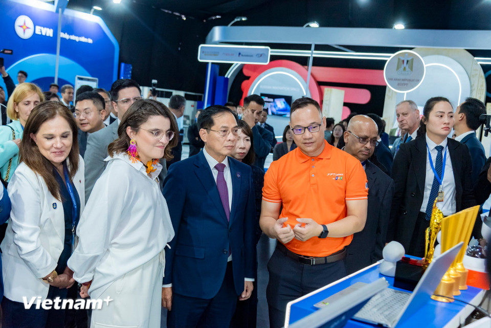 Tại Triển lãm, FPT giới thiệu 8 nền tảng, giải pháp, sản phẩm, dịch vụ tiêu biểu. Các giải pháp bảo mật ứng dụng AI đã được giải thưởng tại khu vực, góp phần cùng quốc gia, tổ chức, doanh nghiệp kiến tạo không gian mạng an toàn, tự chủ và bền vững. (Ảnh: Minh Sơn/Vietnam+)