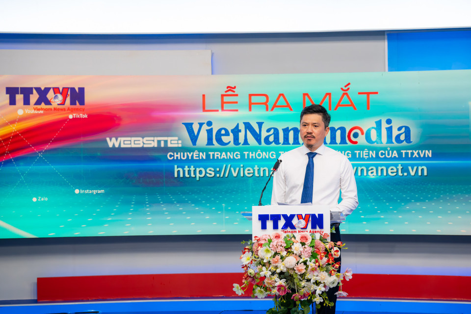 Phát biểu tại sự kiện, ông Lê Xuân Thành - Giám đốc Trung tâm Nội dung số và Truyền thông nhấn mạnh: "Không dừng lại ở việc truyền tải thông tin, vietnammedia.vnanet.vn là biểu tượng của cam kết đổi mới - đổi mới tư duy làm báo, đổi mới mô hình truyền thống, đổi mới cách chúng ta lan tỏa thông tin. Nó cũng là một phần quan trọng trong chiến lược kiến tạo hệ sinh thái số toàn diện của Thông tấn xã Việt Nam, nơi mỗi chuyên trang mỗi sản phẩm là một 'cánh tay nối dài' của dòng chảy thông tin chính thống, tích cực và có trách nhiệm." (Ảnh: Minh Sơn/Vietnam+)