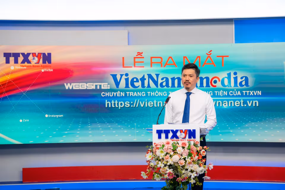 Phát biểu tại sự kiện, ông Lê Xuân Thành - Giám đốc Trung tâm Nội dung số và Truyền thông nhấn mạnh: "Không dừng lại ở việc truyền tải thông tin, vietnammedia.vnanet.vn là biểu tượng của cam kết đổi mới - đổi mới tư duy làm báo, đổi mới mô hình truyền thống, đổi mới cách chúng ta lan tỏa thông tin. Nó cũng là một phần quan trọng trong chiến lược kiến tạo hệ sinh thái số toàn diện của Thông tấn xã Việt Nam, nơi mỗi chuyên trang mỗi sản phẩm là một 'cánh tay nối dài' của dòng chảy thông tin chính thống, tích cực và có trách nhiệm." (Ảnh: Minh Sơn/Vietnam+)
