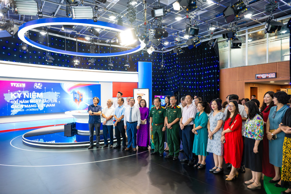 Sự ra đời của chuyên trang đúng vào dịp kỷ niệm 100 năm Ngày Báo chí Cách mạng Việt Nam là một vinh dự lớn lao và cũng là dấu mốc chuyển mình đầy tự hào của Thông tấn xã Việt Nam. Trong suốt một thế kỷ qua, báo chí cách mạng Việt Nam luôn đổi mới để trở thành tiếng nói của nhân dân, nền tảng tư tưởng vững chắc của Đảng và là một trong những trụ cột tinh thần của quốc gia. (Ảnh: Minh Sơn/Vietnam+)