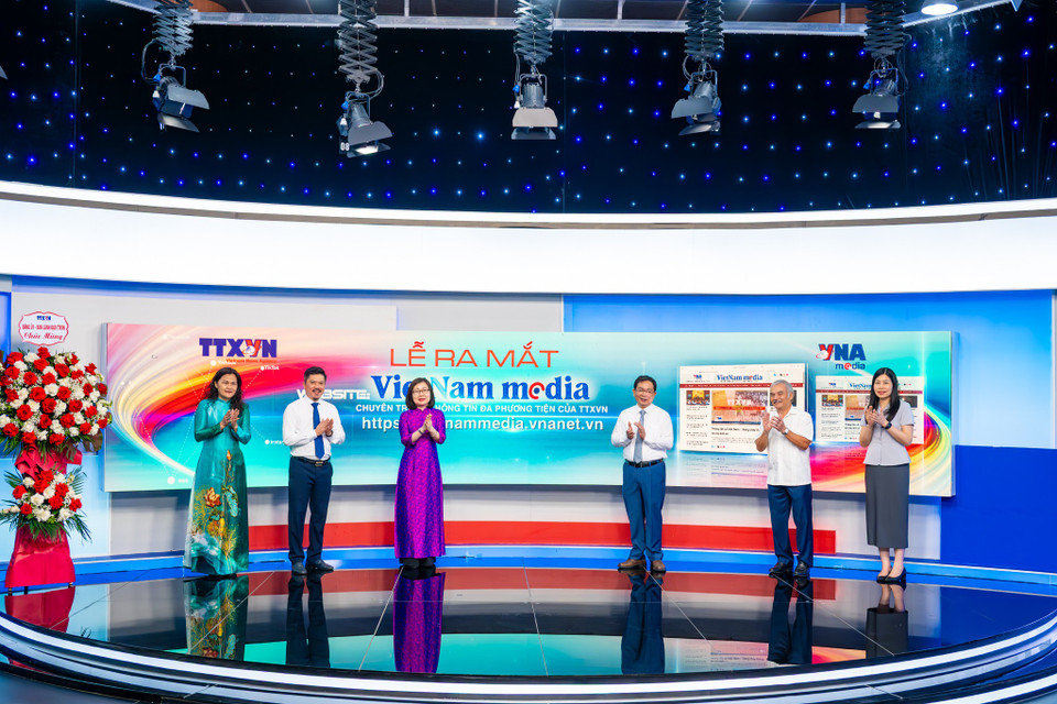 Các đại biểu thực hiện nghi thức chính thức khởi động Chuyên trang. (Ảnh: Minh Sơn/Vietnam+)