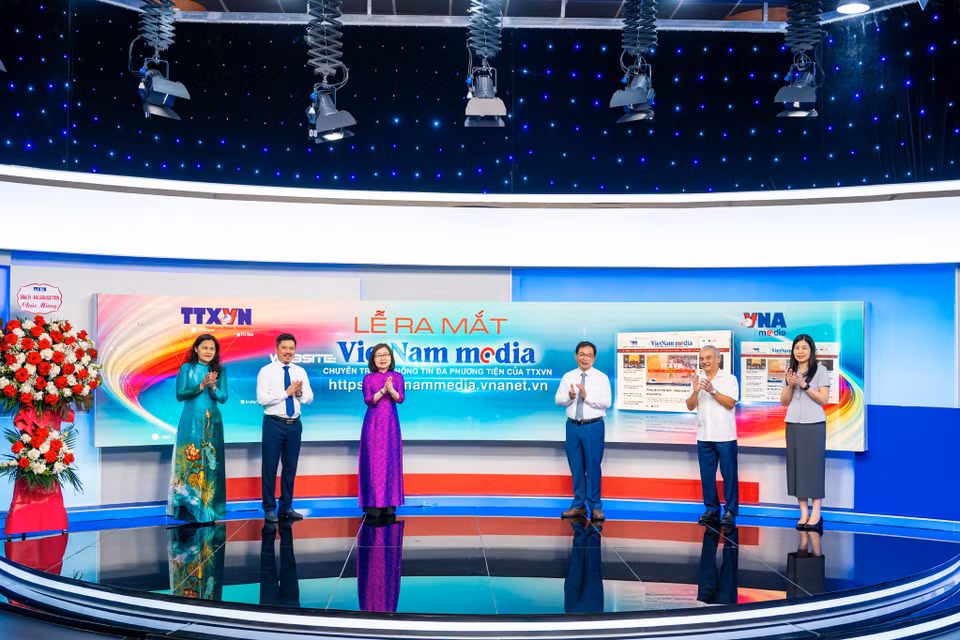 Các đại biểu thực hiện nghi thức chính thức khởi động Chuyên trang. (Ảnh: Minh Sơn/Vietnam+)