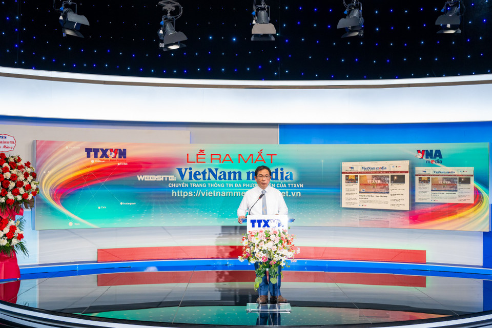 Phát biểu tại buổi lễ, ông Nguyễn Tuấn Hùng - Phó Tổng Giám đốc Thông tấn xã Việt Nam khẳng định, sự kiện không chỉ là màn ra mắt một Chuyên trang mới mà là hành động chiến lược cụ thể hóa sứ mệnh mà Đảng và Nhà nước đã giao phó cho Thông tấn xã Việt Nam, đặc biệt là sau khi Nghị định số 27/2025/NĐ-CP xác định Thông tấn xã Việt Nam là cơ quan truyền thông chủ lực đa phương tiện. “Chuyên trang này sẽ là 'mảnh ghép' quan trọng, nơi các loại hình văn bản, ảnh, đồ họa, video… cùng cộng hưởng và phát huy sức mạnh tổng hợp dưới mái nhà chung vnanet.vn. Đây là minh chứng rõ ràng cho một mô hình quy hoạch hiện đại và bài bản.” (Ảnh: Minh Sơn/Vietnam+)