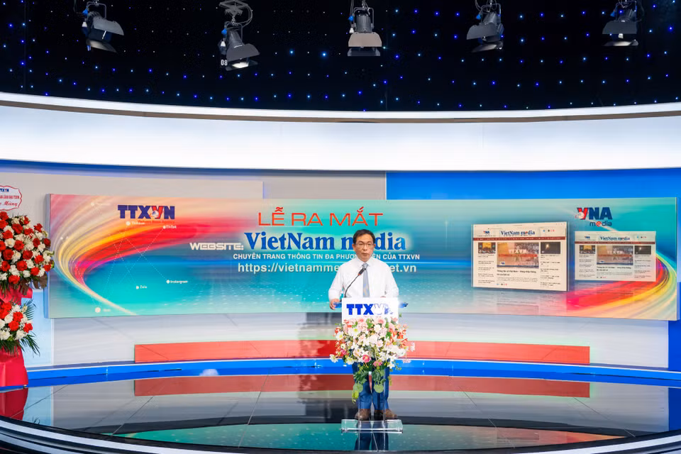 Phát biểu tại buổi lễ, ông Nguyễn Tuấn Hùng - Phó Tổng Giám đốc Thông tấn xã Việt Nam khẳng định, sự kiện không chỉ là màn ra mắt một Chuyên trang mới mà là hành động chiến lược cụ thể hóa sứ mệnh mà Đảng và Nhà nước đã giao phó cho Thông tấn xã Việt Nam, đặc biệt là sau khi Nghị định số 27/2025/NĐ-CP xác định Thông tấn xã Việt Nam là cơ quan truyền thông chủ lực đa phương tiện. “Chuyên trang này sẽ là 'mảnh ghép' quan trọng, nơi các loại hình văn bản, ảnh, đồ họa, video… cùng cộng hưởng và phát huy sức mạnh tổng hợp dưới mái nhà chung vnanet.vn. Đây là minh chứng rõ ràng cho một mô hình quy hoạch hiện đại và bài bản.” (Ảnh: Minh Sơn/Vietnam+)