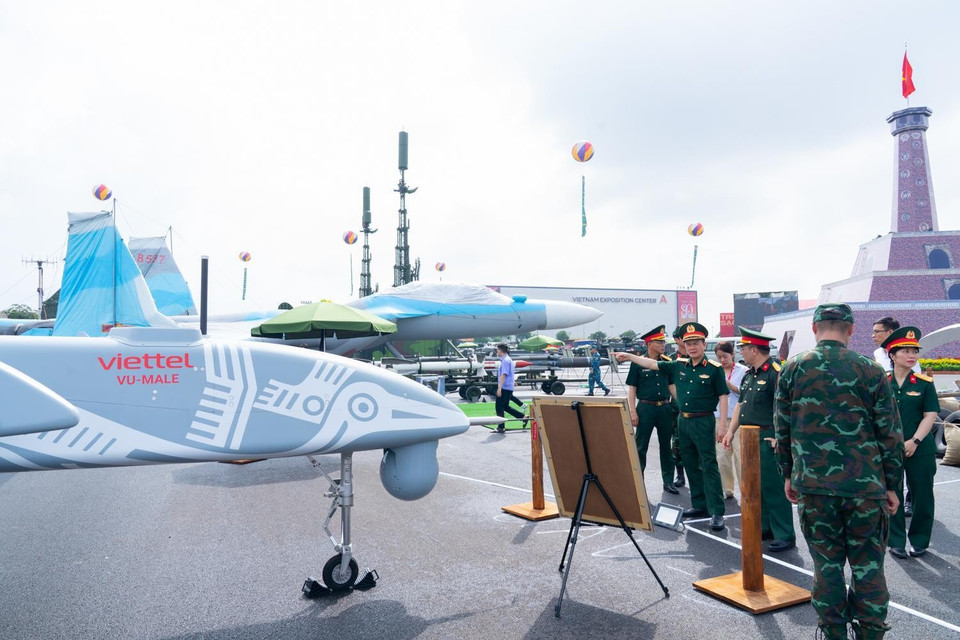 UAV đa năng, tầm xa (VU-MALE) do Viettel High Tech sản xuất. Đây là dòng UAV đa năng tầm xa cấp chiến lược thực hiện các nhiệm vụ như trinh sát, chỉ thị mục tiêu theo thời gian thực, trinh sát điện tử, chuyển tiếp thông tin nhờ khả năng mang đa tải. Với đặc điểm vận hành liên tục trong thời gian dài và cự ly hoạt động lớn, dòng UAV này nổi bật ở khả năng thực hiện nhiệm vụ trên nhiều loại khu vực địa hình từ đất liền, biên giới đến các vùng biển, hải đảo và dưới các điều kiện khí tượng phức tạp. (Ảnh: PV/Vietnam+)