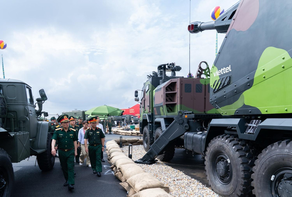 Trung tướng Tào Đức Thắng - Chủ tịch kiêm Tổng Giám đốc Tập đoàn Viettel cho biết: “Viettel đã tập trung triển khai các chương trình nghiên cứu chiến lược, tham gia phát triển 9 trên tổng số 11 công nghệ chiến lược quốc gia. Định hướng này gắn liền với việc triển khai Nghị quyết 57-NQ/TW của Bộ Chính trị về đột phá phát triển khoa học công nghệ, đổi mới sáng tạo và chuyển đổi số quốc gia. Viettel sẽ nhận những việc việc mới, việc khó và quyết tâm tạo thành quả để xứng đáng với niềm tin của Đảng, Nhà nước và Quân đội, với tầm nhìn và kỳ vọng lớn lao đặt ra từ các Nghị quyết mang tính lịch sử." (Ảnh: PV/Vietnam+)