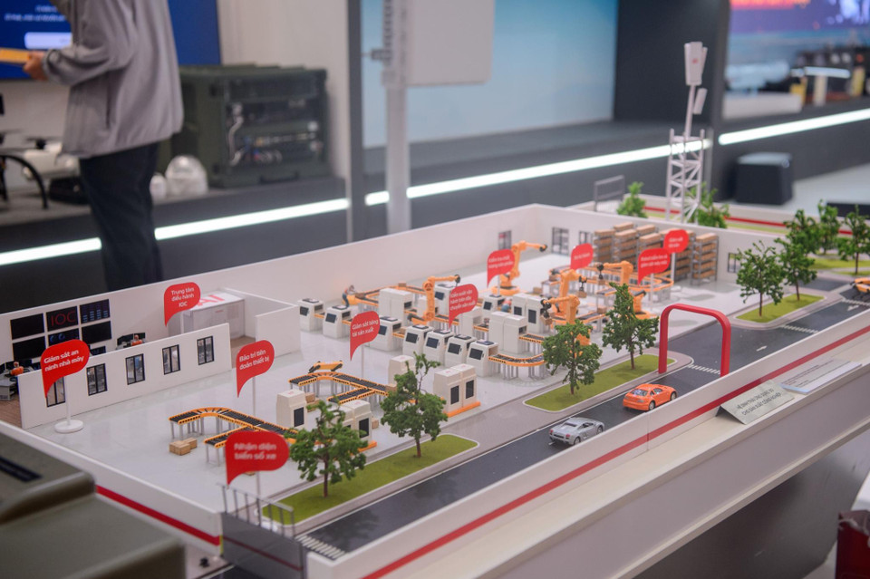 Bên cạnh các vũ khí - khí tài hiện đại, Viettel cũng giới thiệu các sản phẩm công nghệ số bao gồm trạm thu phát 5G và chip 5G, thành phố thông minh, nhà máy thông minh, các nền tảng an toàn thông tin, số hoá đô thị và trợ lý ảo. (Ảnh: PV/Vietnam+)