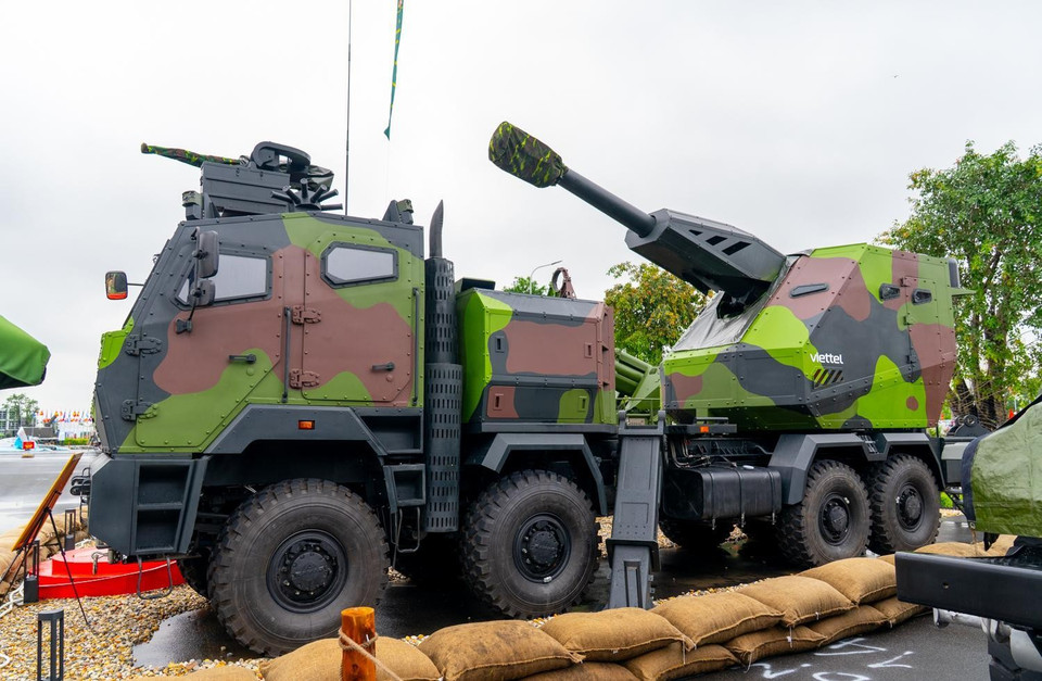 Ngoài pháo tự hành mặt đất hạng nặng, Viettel cũng giới thiệu các loại pháo phòng không, các hệ thống radar phòng không và cảnh giới biển, phương tiện bay không người lái (UAV) đa năng tầm xa và tổ hợp chống UAV phục vụ tác chiến hiện đại, hệ thống liên lạc bảo mật, tổ hợp tên lửa S-125-VT, tổ hợp tên lửa Trường Sơn. (Ảnh: PV/Vietnam+)